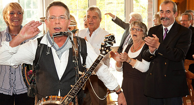 musiker-trommel-auf-dem-ruecken Rückentrommel Pauke